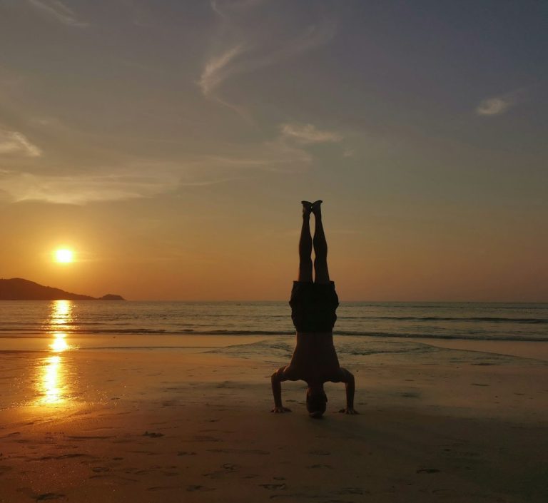 Femme de dos Femme vue de dos, portant un haut à fleurs colorées.